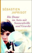 Die Dame im Auto mit Sonnenbrille und Gewehr